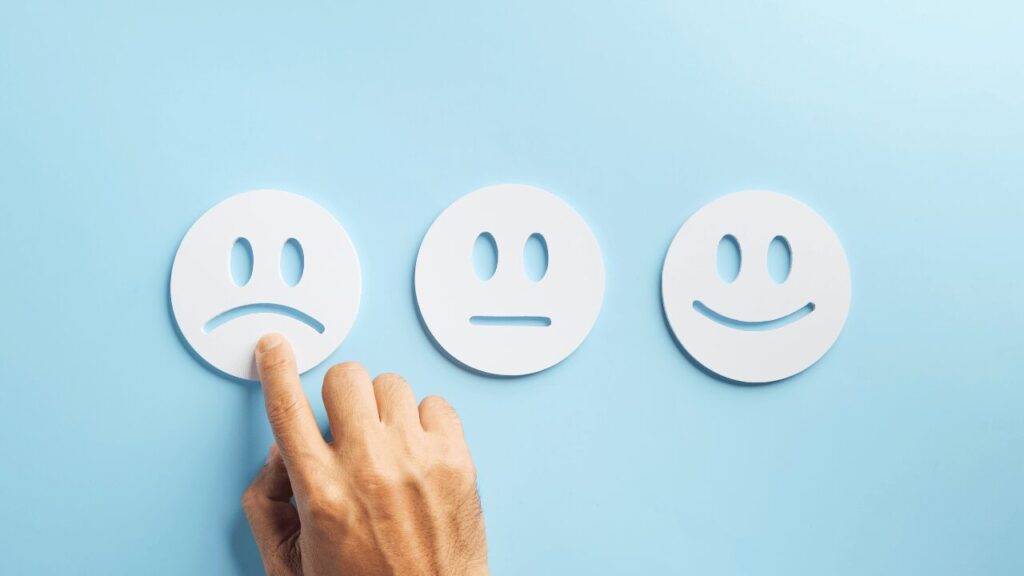 人の手と似顔絵が描かれた切り絵