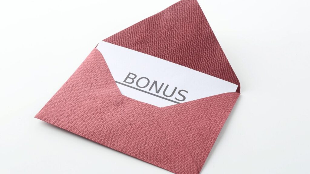 bonusと書かれた封筒