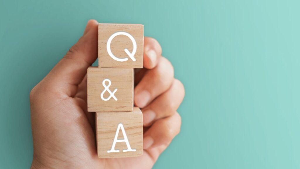 英語と記号が書かれたブロック