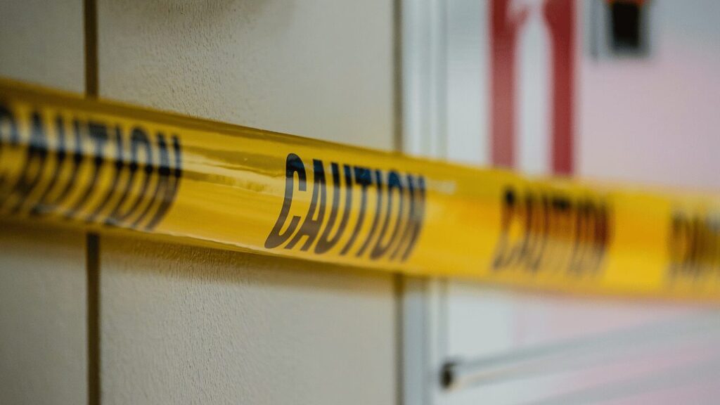 cautionと書かれたテープ