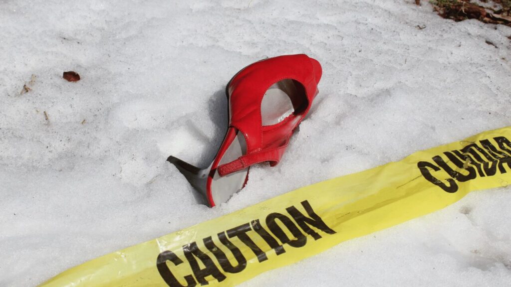 cautionと書かれたテープ