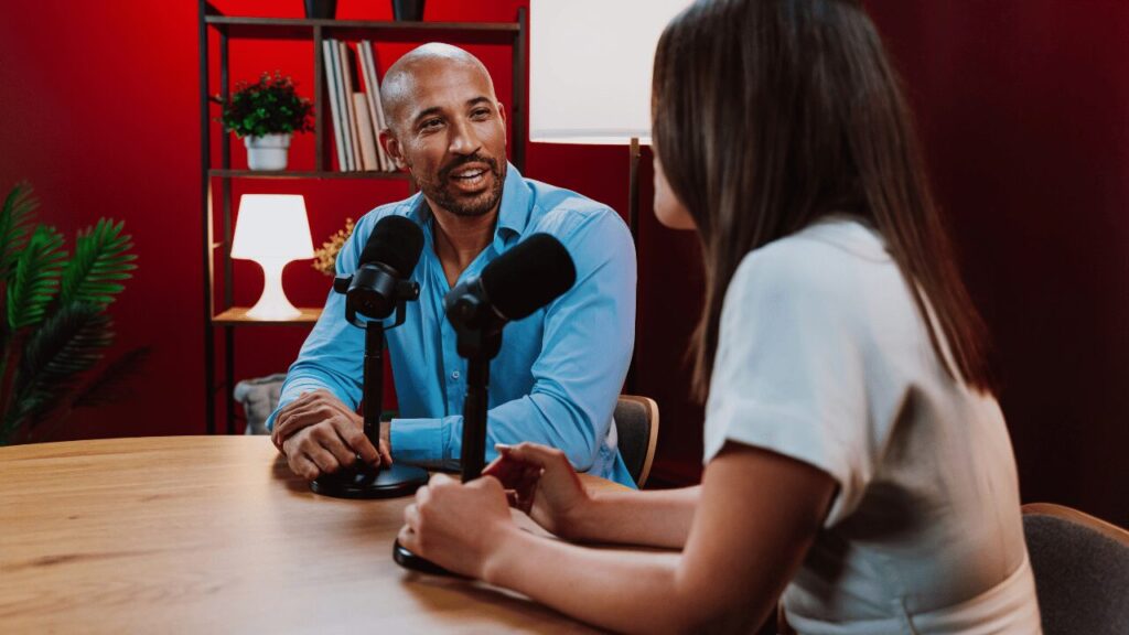 会話している男女