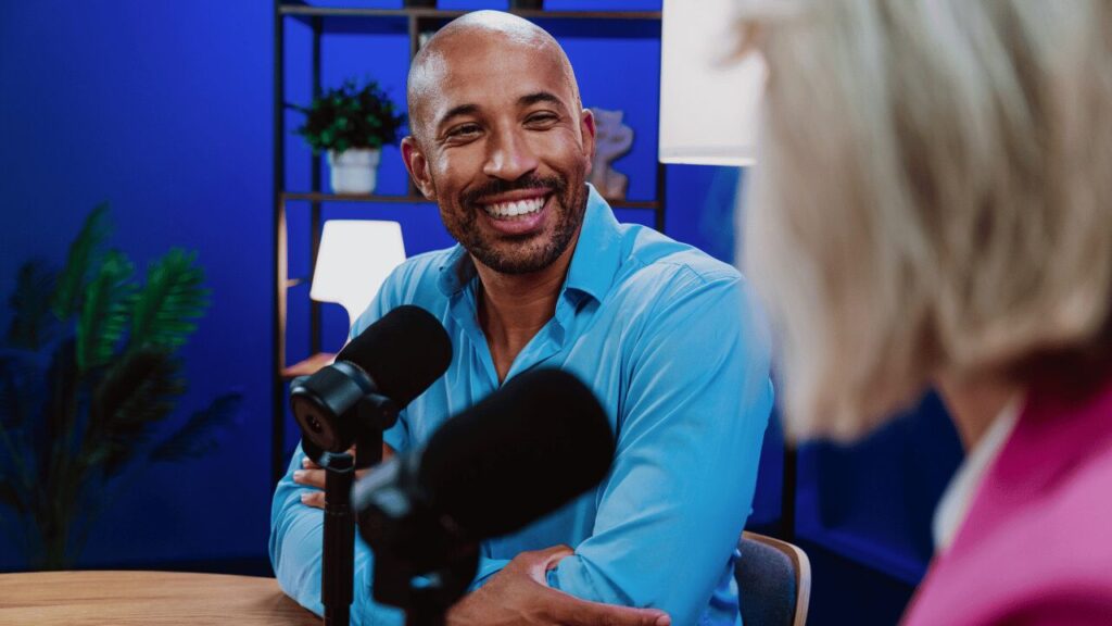 会話している男女