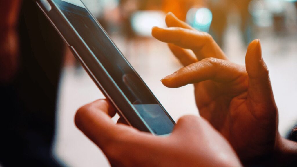 スマホを操作してる人