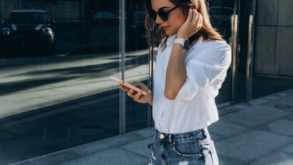 サングラスをかけてる女性